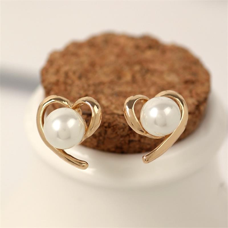 Temperament Pearl Love Stud Earrings